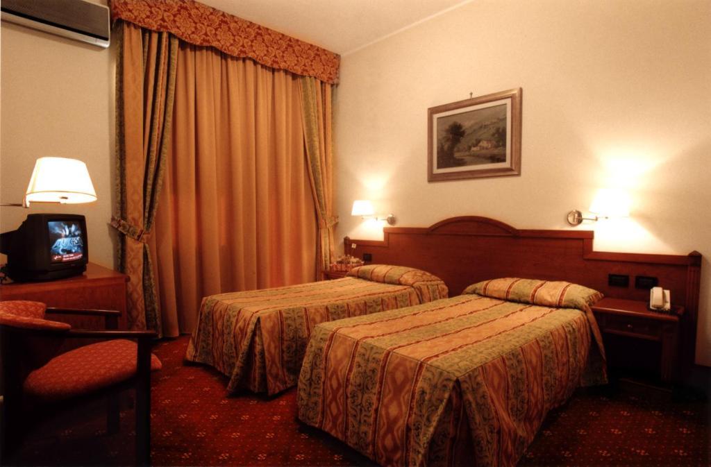 Hotel Cinzia Ristorante Christian E Manuel Vercelli Zimmer foto